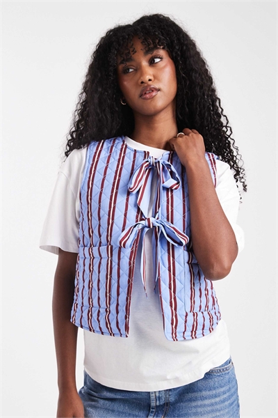 Жилет с завязками спереди, стеганый, с синими и бордовыми полосками артикул 149103037