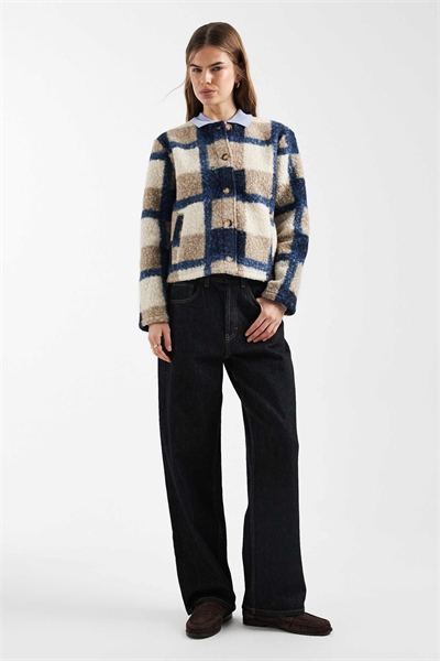 Короткая куртка без воротника с текстурной букле-тканью в бежево-синий клетчатый узор артикул 152350964