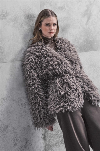 Куртка с ремнем и меховой отделкой, серая артикул 148258512