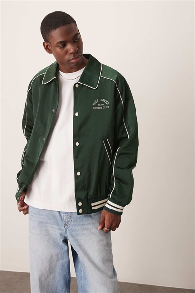 Спортивная куртка-бомбер зеленого цвета артикул 146691734