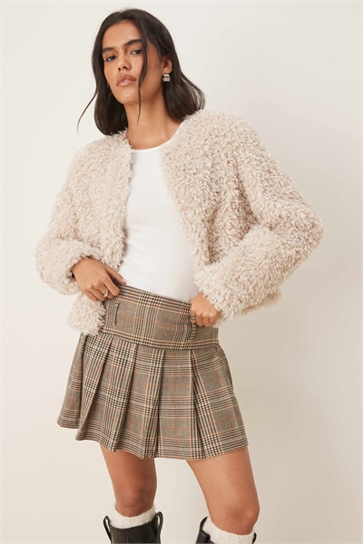 Короткая куртка из искусственного меха белого цвета артикул 149246317