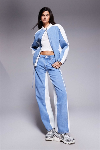 Оверсайз джинсовая куртка-косуха с контрастной вставкой в нескольких цветах артикул 150529160