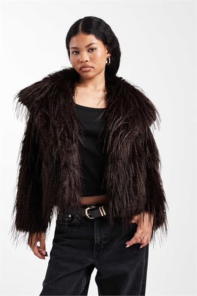 ASOS DESIGN Petite короткая куртка из искусственного меха шоколадного цвета артикул 147900144