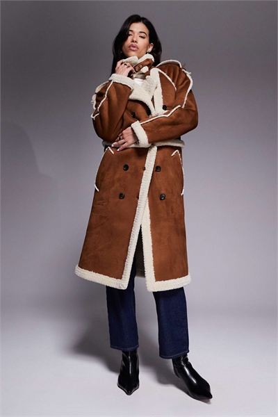 Длинное пальто 2 в 1 из искусственной замши с отделкой из овчины и пряжкой, коричневого цвета артикул 146139340
