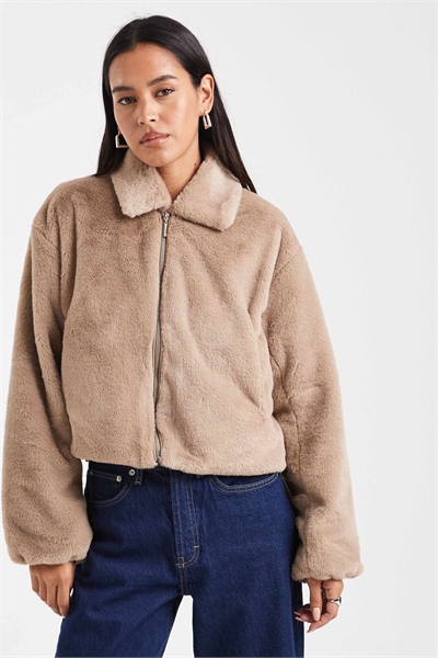Куртка из искусственного меха бежевого цвета на молнии артикул 147763065