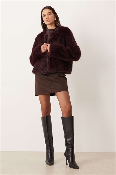 Короткая куртка из искусственного меха бордового цвета артикул 150230130