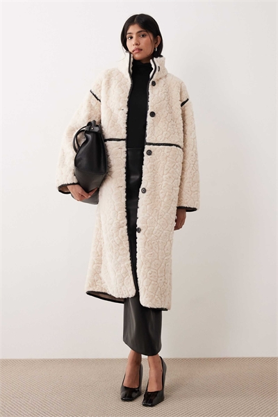 Пальто средней длины из искусственного меха кремового цвета артикул 152934438