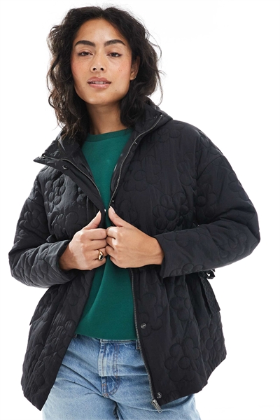 Пуховая куртка с цветочным стеганым поясом черного цвета артикул 149857853