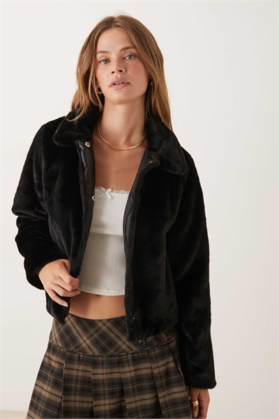 Короткая куртка с воротником из искусственного меха черного цвета артикул 143724744