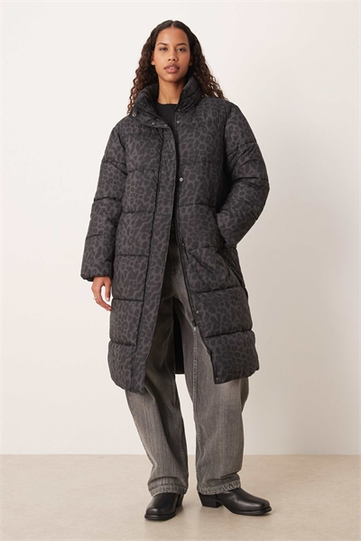 Длинная куртка-пуховик с леопардовым принтом в тон артикул 150938501