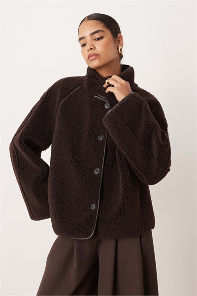 Оверсайз-куртка-реверс из борга с высоким воротником-воронкой темно-коричневого цвета с окантовкой артикул 150230159