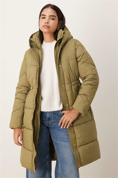 Удлиненное пуховое пальто с затянутой талией зеленого цвета артикул 149246316