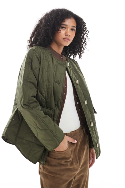 Короткая стеганая куртка Onion с карманами зеленого цвета артикул 149660090