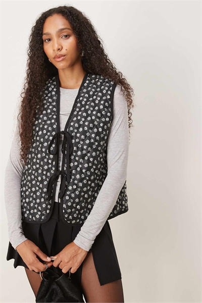 Стеганый жилет с черно-белым цветочным принтом артикул 150377102