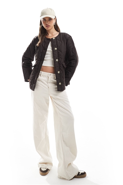 Короткая стеганая куртка Onion с карманами шоколадного цвета артикул 149660088