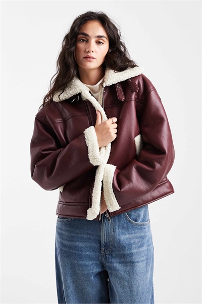 Короткая куртка из кожи и синтетического меха бордового цвета артикул 150389408