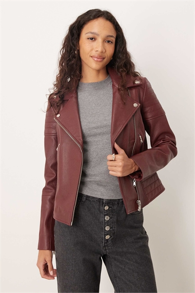 Асимметричная кожаная куртка-косуха бордового цвета артикул 150641368
