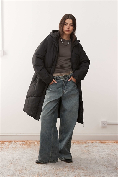 Длинная утепленная куртка с капюшоном черного цвета артикул 151739395