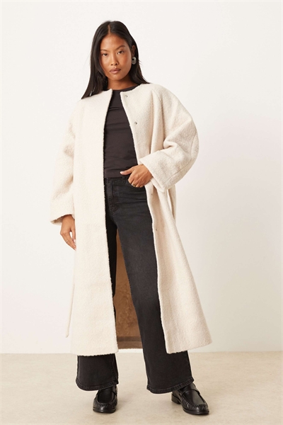 ASOS DESIGN Petite Длинное формальное пальто без воротника из букле, цвет овсяный артикул 142117291