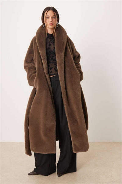 Длинное пальто с поясом из искусственного меха мягкого коричневого цвета артикул 151999825