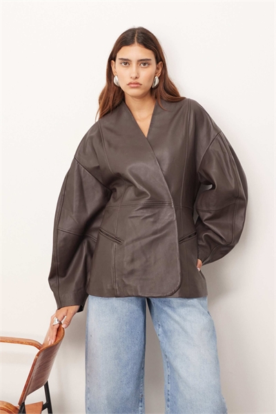 Мягкая кожаная куртка с затянутой талией и овальными рукавами шоколадного цвета артикул 146835124