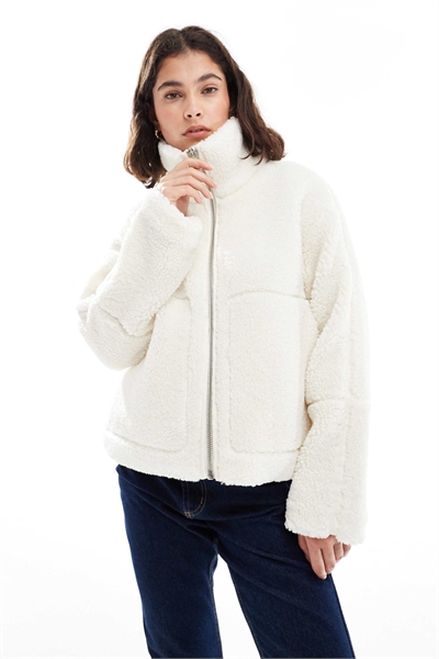 Свободная куртка-тедди белого цвета артикул 147763049