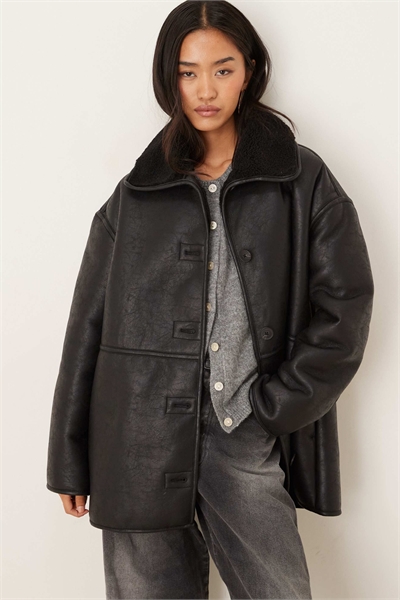 Короткая куртка из прочного полиуретана черного цвета артикул 150230149