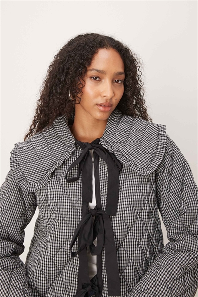 Стеганая куртка с завязывающимся воротником в черную клетку артикул 150377025
