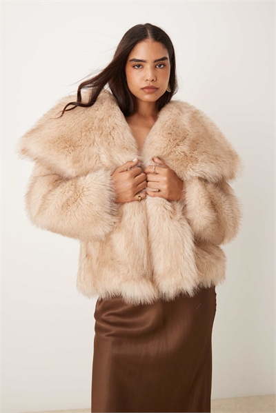 Искусственное меховое пальто светло-песочного цвета артикул 150377218