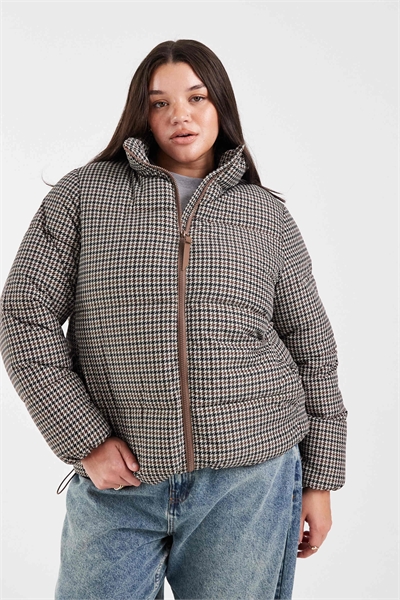 Короткое пальто New Look Curve с клетчатым узором, коричневого цвета артикул 152230047