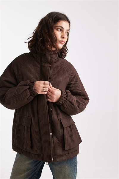 Куртка с воротником-воронкой и эффектом плиссирования, шоколадно-коричневого цвета артикул 150776576