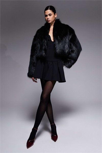 Удлиненная куртка с широкими рукавами из искусственного меха черного цвета артикул 146139327