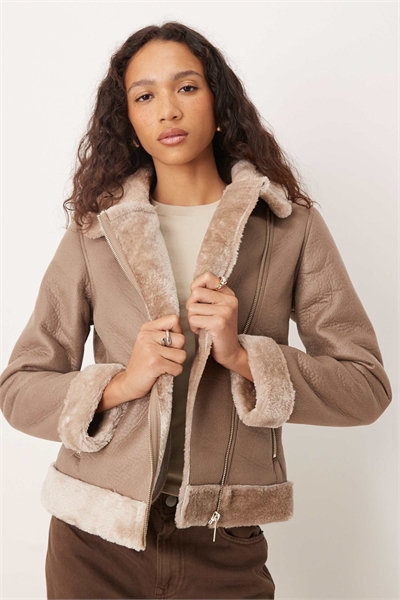 Укороченная куртка-авиатор из искусственной овчины артикул 150372489