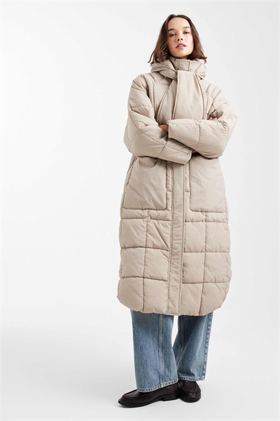 Стеганое пальто-шарф длинного кроя цвета «камень» артикул 148258509