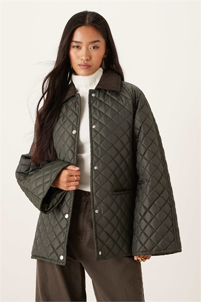 Короткая куртка с эффектом вощеной ткани темно-хаки с контрастным воротником из шнурка артикул 149633734