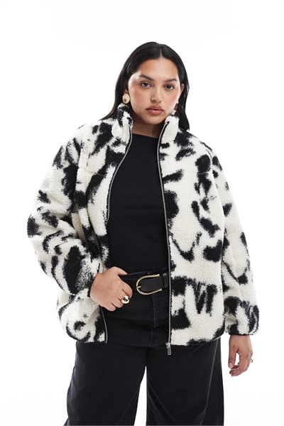 Куртка New Look Curve с абстрактным принтом из борг-материала кремового цвета артикул 150706263