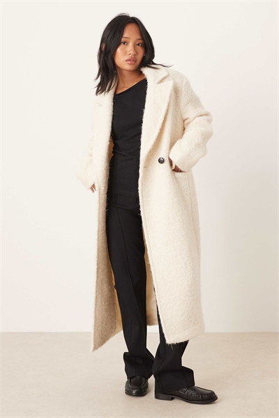 ASOS DESIGN Petite Шерстяное пальто оверсайз с текстурной поверхностью кремового цвета артикул 148661154