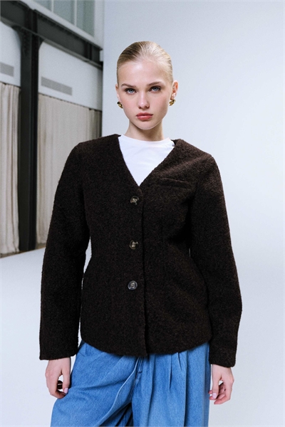 Приталенный блейзер из букле шоколадно-коричневого цвета артикул 149730137