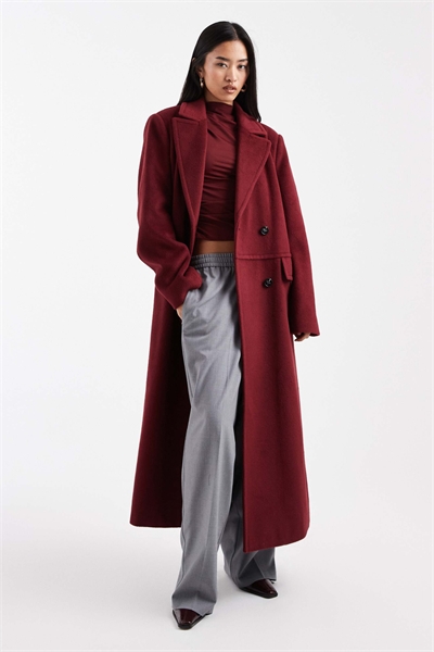 Длинное структурированное формальное пальто с двойной застежкой из шерсти бордового цвета артикул 148031928