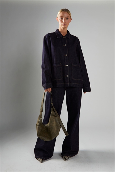 Джинсовая куртка с накладными карманами темно-синего цвета артикул 148675831