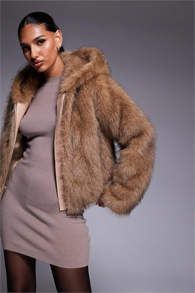 Короткое пальто из искусственного меха с капюшоном артикул 147592009