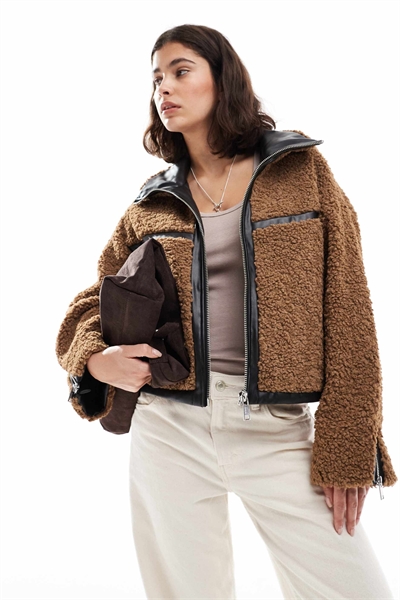 Короткая куртка из плотной ткани в коричневом цвете артикул 147763051