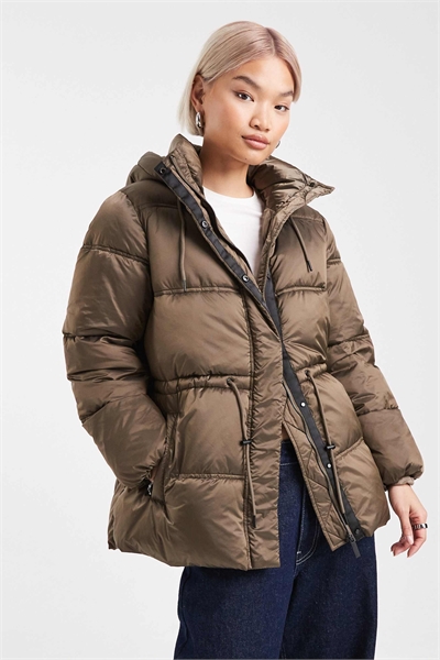 Пуховик с высоким воротником и капюшоном, с завязками на талии, цвета хаки артикул 150504525