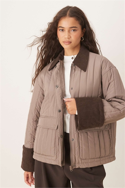 Стеганая куртка в стиле «барн» с контрастной отделкой артикул 149138130