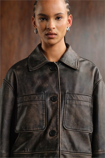 Кожаная куртка с отбеленным воротником артикул 143081244