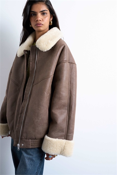 Бомбер в стиле винтаж с эффектом вымытого искусственного овчины, очень свободного кроя артикул 142325008