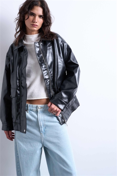 Жакет-рубашка из искусственной кожи с блестящей пестрой поверхностью и накладными карманами артикул 142738999