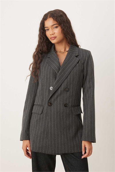 Двубортный блейзер темно-серого цвета в тонкую полоску артикул 148675917