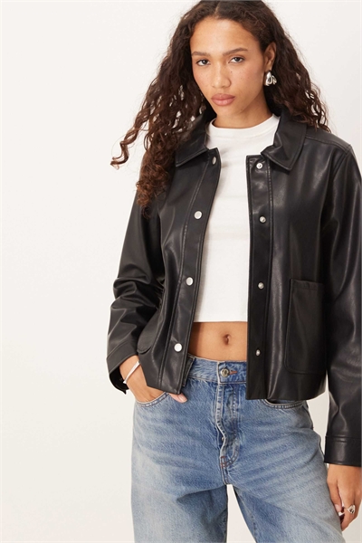 Короткая куртка из искусственной кожи черного цвета артикул 148080200