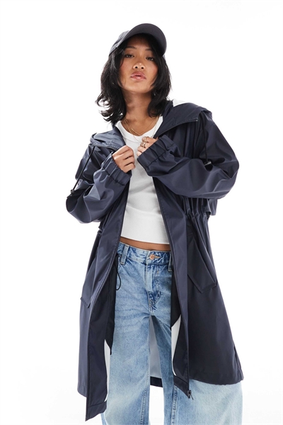ASOS DESIGN Petite резиновая дождевая куртка с контрастными деталями, темно-синяя артикул 142205779